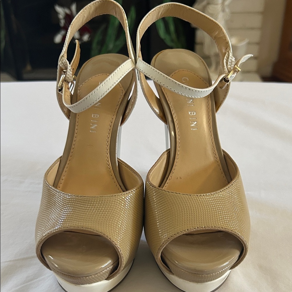 Giani Bernini Tan Peep Toe Platform Heels